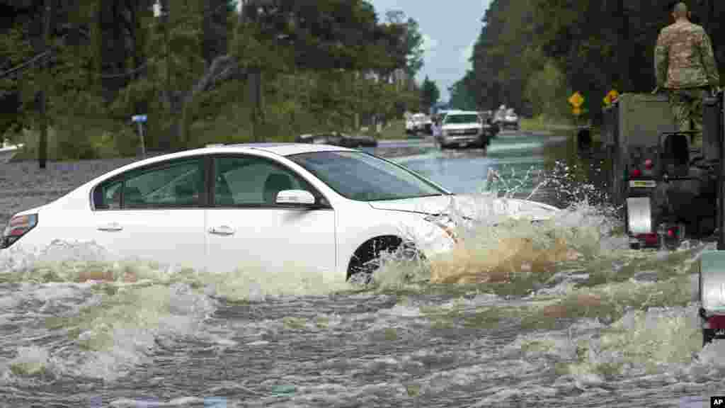 Un véhicule abandonné dans l'eau sur la route 190, après de fortes pluies qui ont inondé la région, le 14 août 2016.