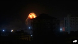 Una explosión causada por ataques aéreos israelíes en la ciudad de Gaza el viernes, 15 de marzo de 2019.