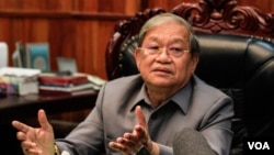 លោក ​ខៀវ កាញារីទ្ធ​ រដ្ឋមន្ត្រី​ក្រសួង​ព័ត៌មាន​ ថ្លែង​អំពី​ចំណាត់​ការ​ពាក់ព័ន្ធ​នឹង​ការ​បិទ​ស្ថាប័ន​សារព័ត៌មាន​មួយ​ចំនួន​នៅកម្ពុជា​នៅក្នុង​សន្និសីទ​សារព័តមាន​ នៅថ្ងៃទី​២៤​ ខែ​សីហា​ ឆ្នាំ២០១៧។​ (ហ៊ាន សុជាតា/VOA)