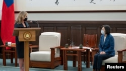 Seneta wa Marekani Marsha Blackburn alipokutana na Rais wa Taiwan Tsai Ing-wen mjini Taipei, Taiwan. August 26, 2022. REUTERS. 