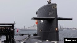 台灣總統蔡英文2017年3月21日在台灣潛艇上揮手。