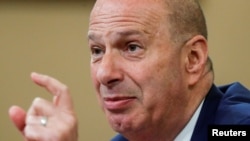 El embajador de EE.UU. a la Unión Europea, Gordon Sondland, testifica ante el Comité de Inteligencia de la Cámara de Representantes el 20 de noviembre de 2019.