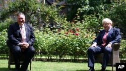 លោកនាយករដ្ឋមន្រ្តីអង់គ្លេស Boris Johnson ទទួលស្វាគមន៍រដ្ឋមន្រ្តីការបរទេសអាមេរិកលោក Mike Pompeo មុនពេលជំនួបលក្ខណៈឯកជនមួយ នៅក្រុងឡុងដ៍ កាលពីថ្ងៃទី២១ ខែកក្កដា ឆ្នាំ២០២០។