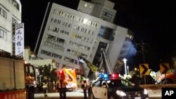 搜救人员继续搜寻被困在大楼里的幸存者(2018年2月7日)