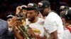  L'ex-Raptor Kawhi Leonard , avec le trophée Larry O'Brien, après avoir remporté le championnat NBA, Oracle Arena, Oakland, Californie, le 13 juin 2019.