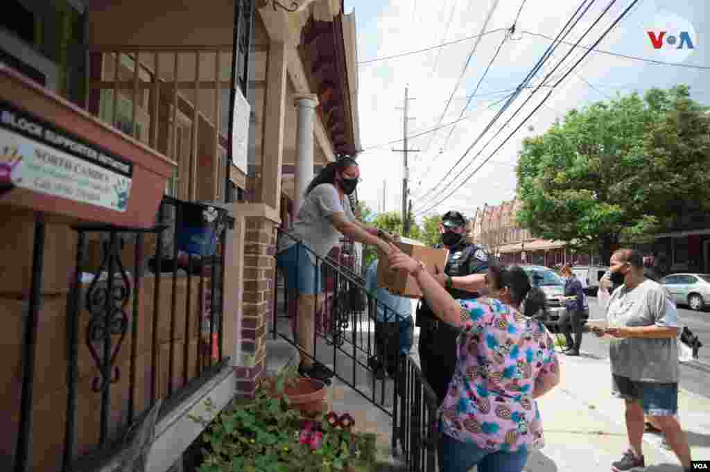 Vecinos del norte de Camden ayudan a trasladar los alimentos donados. 