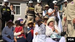 រូបឯកសារ៖ ប្រជា​​ពលរដ្ឋ​ជាង​ ២០​នាក់ ​​តំណាង​ឲ្យ​អ្នក​មាន​ទំនាស់​ដីធ្លី​ចំនួន​​ជាង​ ១០០​​គ្រួសារ​ ខេត្ត​កោះកុង ដែល​កំពុង​មាន​ជម្លោះ​ដីធ្លី​ជាមួយ​​ក្រុមហ៊ុន​ចិន ​Union Dev​el​o​pm​ent Group (UDG) ​តវ៉ា​នៅ​ខាងមុខ​ស្ថាន​ទូត​ចិន​ប្រចាំ​កម្ពុជា នា​ថ្ងៃទី​១៣ ខែ​សីហា​ ឆ្ន