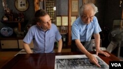 Hideo Shimizu duke biseduar me gazetarin e Zërit të Amerikës, Bill Gallo