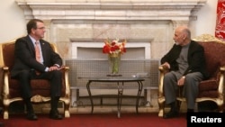 AQSh Mudofaa vaziri Eshton Karter Afg'oniston rahbari Ashraf G'ani bilan, 21-fevral, 2015 