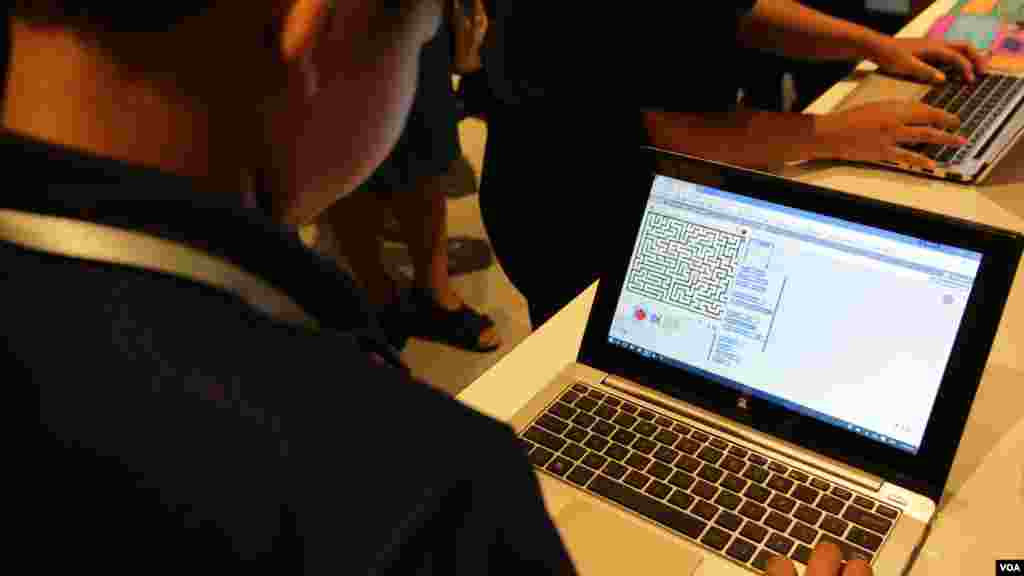 កុមារ​កម្ពុជា​អាយុ​១២ឆ្នាំ​​មួយ​រូប​បង្ហាញ​សមត្ថភាព​សរសេរ​កូដ​បង្កើត​ហ្គេម​នៅ​លើ​ប្រព័ន្ធ​អ៊ីនធឺណេត​នៅ​ក្នុង​​ពិធី​សម្ពោធ​គម្រោង ​STEM ​របស់​ស្ថានទូត​អង់គ្លេស​ប្រចាំ​កម្ពុជា ​ក្នុង​រាជធានី​ភ្នំពេញ​​ ​កាល​ពី​ថ្ងៃទី​៩ ខែវិច្ឆិកា​ ឆ្នាំ២០១៦។​​ (ហ៊ាន​ សុជាតា/ VOA)