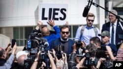 Kongresmen Džordž Santos izlazi iz federalne sudnice na Long Ajlendu, 10. maja 2023. (Foto: AP/Stefan Jeremiah) 