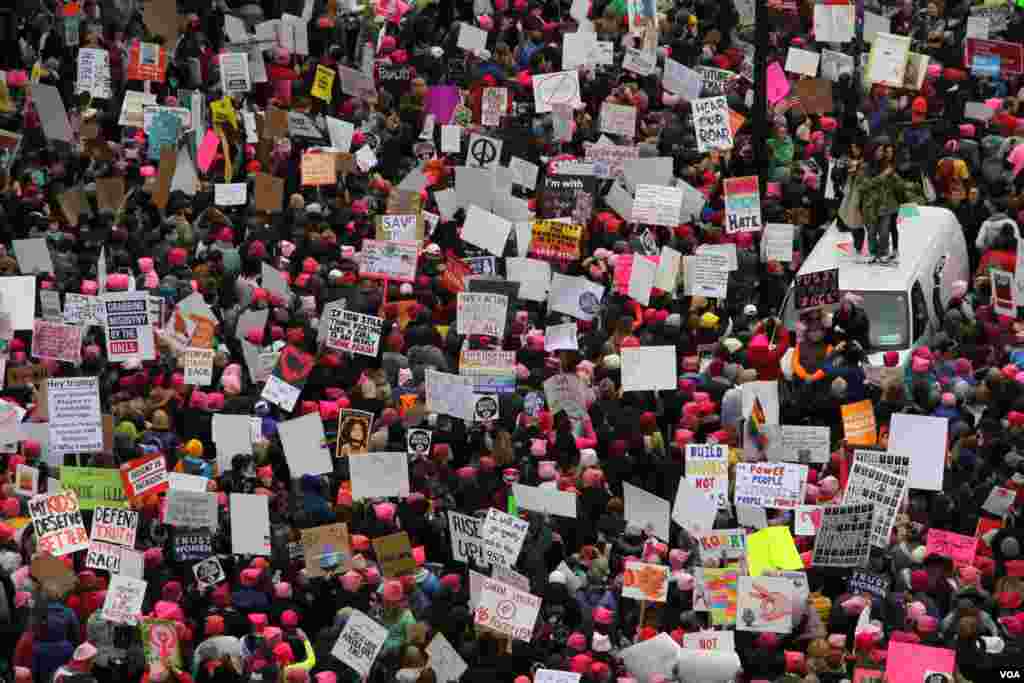 ក្បួន​ដង្ហែរ​ស្ត្រី​ឬ​ដែល​ហៅថា «Women's March‍» នៅ​ក្នុង​រដ្ឋធានី វ៉ាស៊ីនតោន កាលពី​ថ្ងៃទី២១ ខែ​មករា ឆ្នាំ២០១៧។ (រូបថត​ដោយ ស្រេង លក្ខិណា/VOA Khmer)