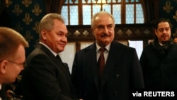 Khalifa Haftar dhe Ministri rus i Mbrojtjes, Sergei Shoigu në një takim në Moskë më 13 janar 2020.