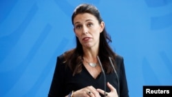 新西兰总理杰辛达·阿德恩与德国总理默克尔召开记者会后回答问题(2018年4月17日)