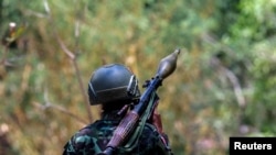 ทหารของกองกำลังกองทัพปลดปล่อยชาติกะเหรี่ยง (KNLA) ถืออาร์พีจีที่ฐานทัพในเมียวดี เมื่อ 15 เม.ย. 2024 (REUTERS/Athit Perawongmetha)