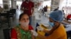 Una mujer es inoculada contra COVID-19 en un centro de vacunación en Ahmedabad, India, el 30 de julio de 2021.