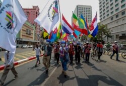Manifestantes en Rangún, importante ciudad de Myanmar portan banderas de diferentes etnias el 18 de febrero en protesta contra el golpe militar ocurrido el 1 de ese mes en 2021.