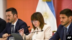 La ministra de Seguridad, Patricia Bullrich, da una conferencia de prensa en Rosario, Argentina, el lunes 11 de marzo de 2024. Bullrich dijo que el gobierno enviará fuerzas de seguridad federales a la ciudad de Rosario luego de una ola de asesinatos en espacios públicos.