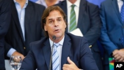 El presidente de Uruguay, Luis Lacalle Pou, habla durante una conferencia de prensa con su gabinete después de que Uruguay confirmó los primeros 4 casos de coronavirus en el país, en Montevideo, Uruguay, el viernes 13 de marzo de 2020.