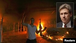 Kristofer Stivens (o'ngda) Amerikaning eng tajribali diplomatlaridan biri edi 