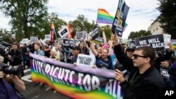 Partidarios de los derechos LGBT protestan frente a la Corte Suprema de Estados Unidos en Washington, el 8 de octubre de 2019. AP.