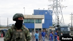 Militares mantienen custodiado el perímetro del centro de Privación de Libertad Zona 8 en Guayaquil, ciudad del país convertida en epicentro de la violencia de las bandas del crimen organizada y motines en cárceles que combate el Estado.