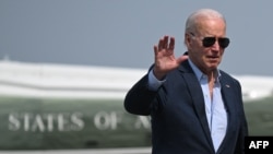 Presiden AS Joe Biden melambaikan tangannya kepada para awak media sebelum ia berangkat menaiki Air Force One di Pangkalan Udara Dover di Delaware, pada 19 Juni 2023. (Foto: AFP/Andrew Caballero-Reynolds)