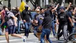 Svađa protivnika i pristalica vakcinacije za vreme protesta protiv obavezne vakcinacije, ispred gradske skupštine u Los Anđelesu, 14. avgusta 2021.