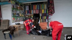 Багато українських в'єтнамців продовжують працювати на харківському ринку Барабашово, попри російські обстріли. На фото – наслідки російського обстрілу 21-го липня 2022 року. (AP Photo/Evgeniy Maloletka)