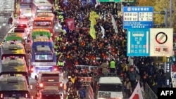 Los manifestantes que participan en una marcha contra el presidente de Corea del Sur, Yoon Suk Yeol, se dirigen a la Oficina Presidencial en Seúl el 4 de diciembre de 2024.