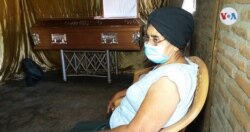 Luisa Rizo, madre del activista Jorge Rugama Rizo, durante el velatorio de su hijo.