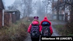 Дівчата ідуть в школу, Торецьк, Донецької області, 2017