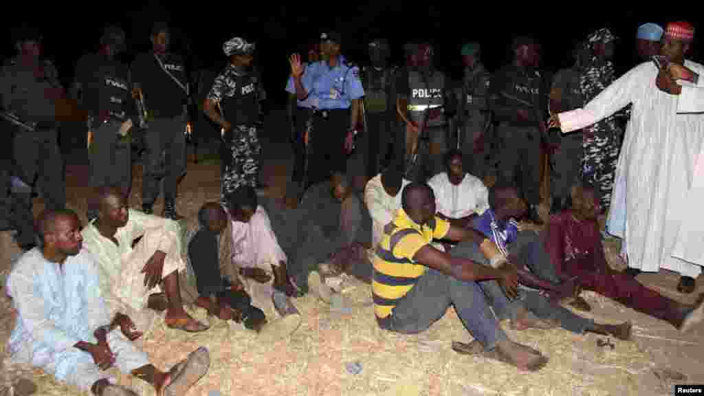 Rundunar 'yan sandan Jihar Kano tana nunawa duniya barayin shanun da aka kama a Dajin Gomo dake karamar hukumar Sumaila ran litinin 2 Nuwamba, 2015.