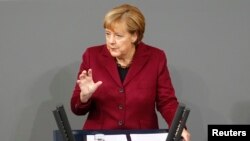 La canciller alemana, Angela Merkel, habló ante la cámara baja del Parlamento, en Berlín, el jueves, 15 de octubre de 2015.