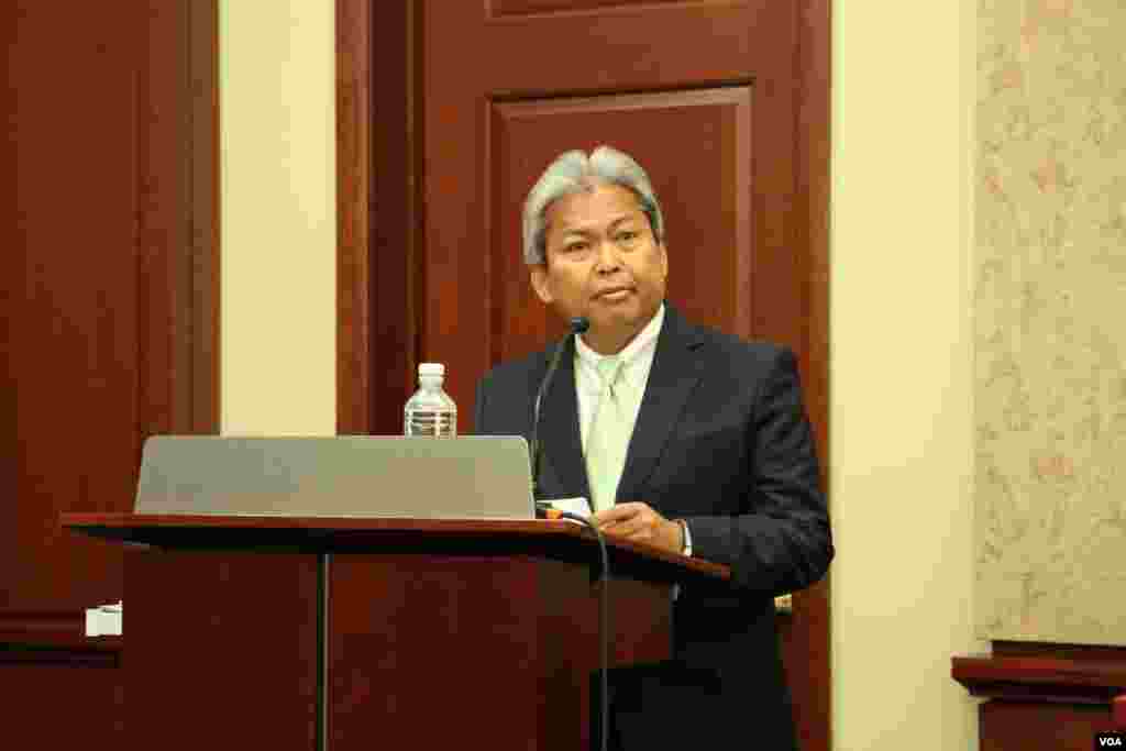 លោក Budi Bowoleksono ឯកអគ្គ​រដ្ឋ​ទូត​ឥណ្ឌូនេស៊ី​ប្រចាំ​នៅ​សហរដ្ឋ​អាមេរិក​ក្នុង​កម្មវិធី​ខួប​ ៤០ ឆ្នាំ​នៃ​ភាព​ជា​ដៃ​គូ​រវាង​សហរដ្ឋអាមេរិក និង​សមាគម​ប្រជាជាតិ​អាស៊ី​អាគ្នេយ៍ នៅ​មណ្ឌល​បដិសណ្ឋារកិច្ច​ក្នុង​វិមាន​សភា​សហរដ្ឋ​អាមេរិក កាល​ពី​ថ្ងៃ​អង្គារ ទី១៦ ខែ​ឧសភា ២០១៧​។ (សឿន វឌ្ឍនា​/VOA)