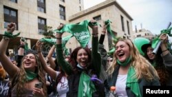 Wanaharakati wanaounga mkono utoaji mimba wakisheherekea uamuzi wa mahakama mjini Bogota