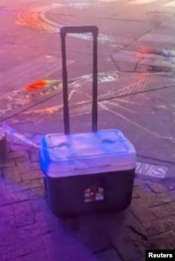 聯邦調查局公佈的照片顯示一個裝有簡易爆炸裝置的冰櫃。