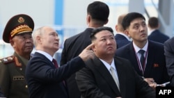 Presidenti rus Vladimir Putin dhe udhëheqësi i Koresë së Veriut Kim Jong Un gjatë vizitës në stacionin e lëshimit të raketave në hapësirë, Vostochny, më 13 shtator 2023.