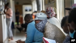 Watu wakijitolea kupewa chanjo ya AstraZeneca katika kituo cha majaribio cha Hospitali ya Soweto's Chris Sani Baragwanath nje Johannesburg, Afrika Kusini, Jumatatu Nov. 30, 2020. Zaidi ya raia 2000 wa Africa Kusini wamejitokeza kushiriki katika majaribio hayo.