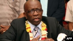Jack Warner durant une conférence de presse.