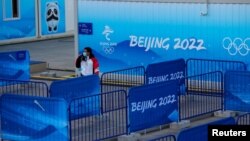 北京奥组委的一名工作人员在冬奥会场地工作。（2022年1月3日）