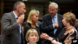 Yevropa Ittifoqi Tashqi ishlar vaziri Ketrin Eshton, Italiya Tashqi ishlar vaziri Frederika Mogerini, Shvetsiya Tashqi ishlar vaziri Karl Bildt Bryusseldagi muzokarada.