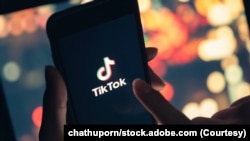 一部iPhone手机上显示TikTok应用程序的图标。