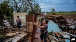 La gente recupera pertenencias de sus casas, que fueron destruidas por el huracán Rafael, en Alquizar, Cuba, el jueves 7 de noviembre de 2024. (Foto AP/Ramon Espinosa).