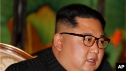 Archivo - Kim Jong Un habla con el primer ministro de Singapur, Lee Jsien Loong, durante una reunión bilateral el 10 de junio de 2018 en Singapur.
