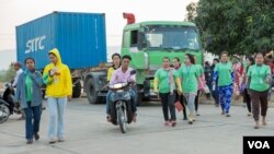 FILE: Garment workers are entering for their work shift at the factory located in Sihanoukville provincial Preynub district, on Feb 12, 2019. (Aun Chhengpor/VOA Khmer) 