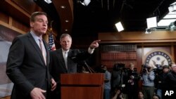 "Razvedka ma'lumotlariga tayanamiz", - deydi respublikachi senator Richard Bur. Demokrat senator Mark Vorner izchil tergov o'tkazamiz, deydi.