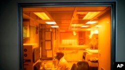 FILE — Sandile Cele, mtafiti kwenye Taasisi ya Afya ya Afrika mjini Durban, South Africa, akichunguza aina ya virusi vipya vya omicron vinavyotokana na COVID-19 Dec. 15, 2021.(AP Photo/Jerome Delay, File)