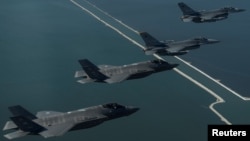 Chiến đấu cơ F-16 và F-35 Lightning II của Mỹ.