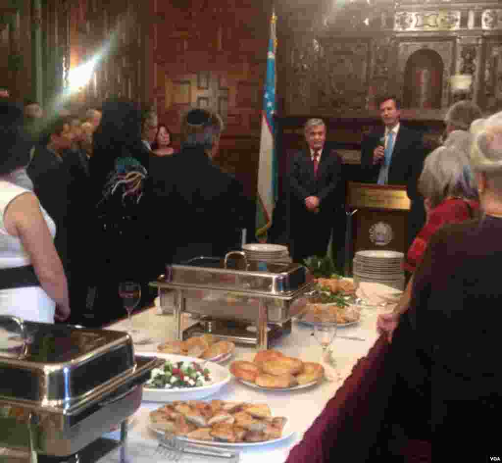 AQSh Davlat kotibi muovini Robert Bleyk so'zlamoqda